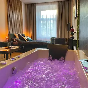Czarny Z Jacuzzi