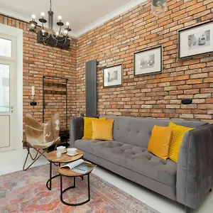 Cosy With Air Conditioning By Renters Apartment *