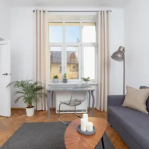 With Balcony - Paulinska 8 Street Apartment *
