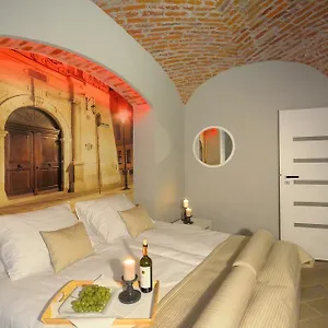 Toop - Near Market Square Apartment *