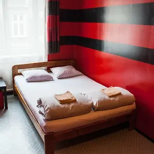 Smocza Jama Hostel *